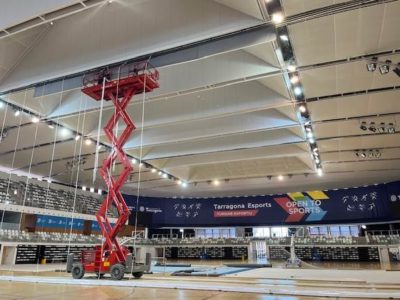 Comencen els treballs d’instal·lació de les cortines divisòries motoritzades al Palau d’Esports Catalunya