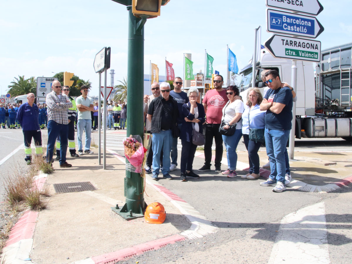 Companys del treballador mort en un accident a l’N-340 a La Canonja demanen una rotonda a l’accés a BASF