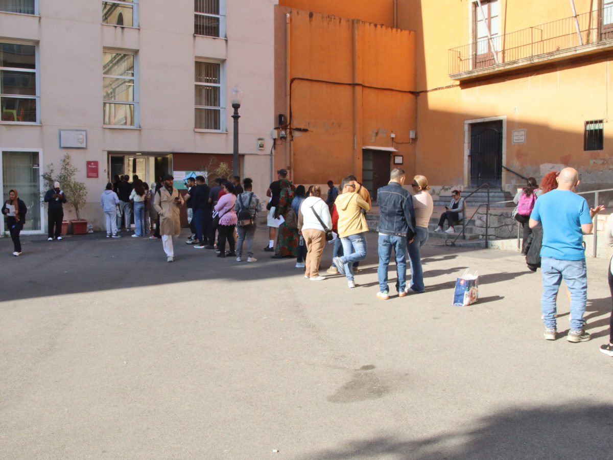 Continuen les cues per a aconseguir la regularització extraordinària