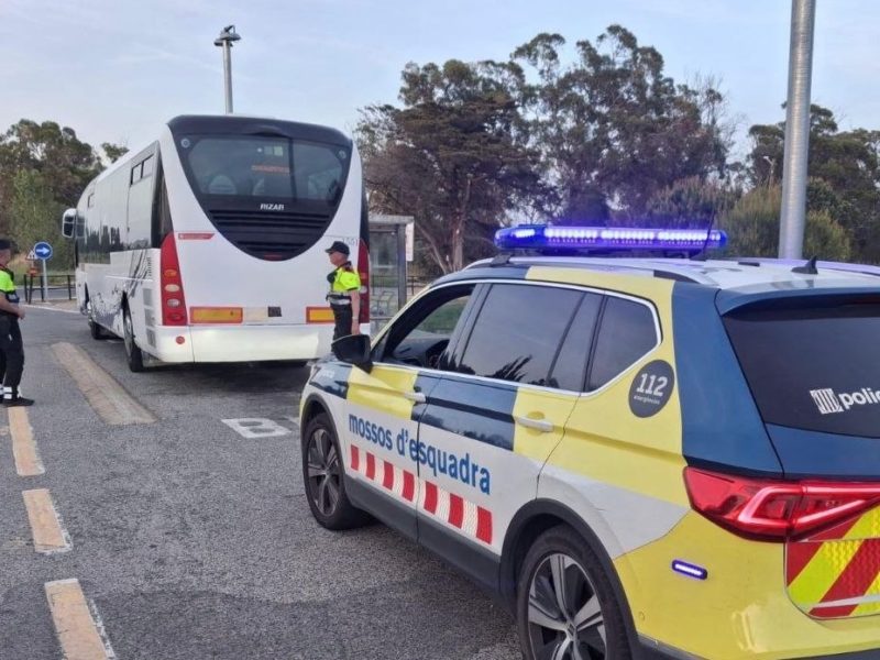 Una imatge dels Mossos d'Esquadra amb el vehicle en qüestió. Data de publicació: diumenge 26 d’abril del 2026, 18:31. Localització: La Pineda, Tarragona Autor: Mossos