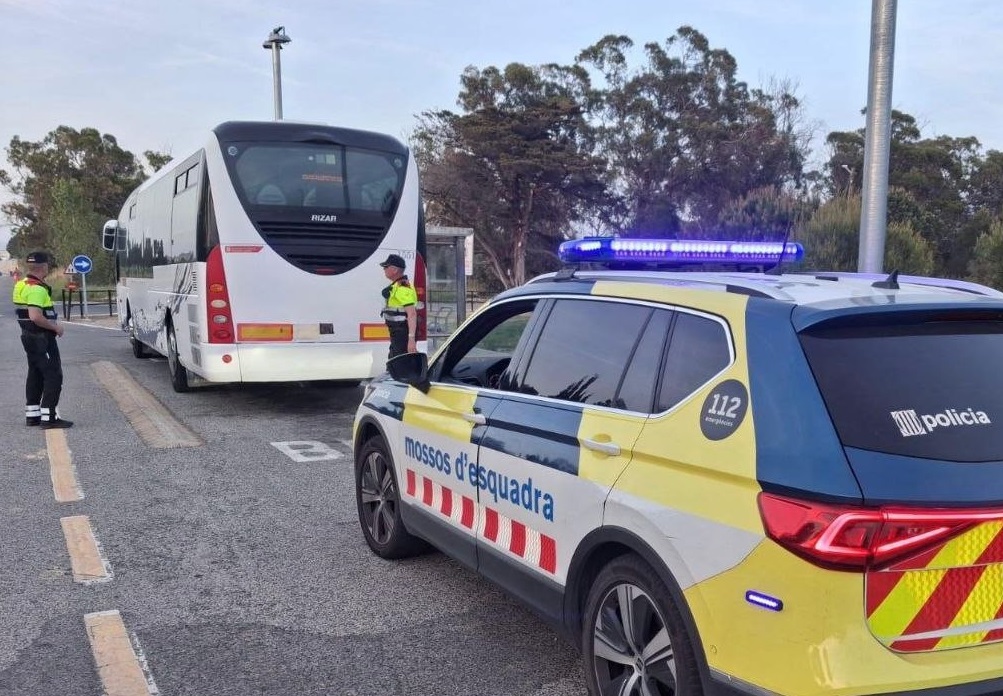 Una imatge dels Mossos d'Esquadra amb el vehicle en qüestió. Data de publicació: diumenge 26 d’abril del 2026, 18:31. Localització: La Pineda, Tarragona Autor: Mossos
