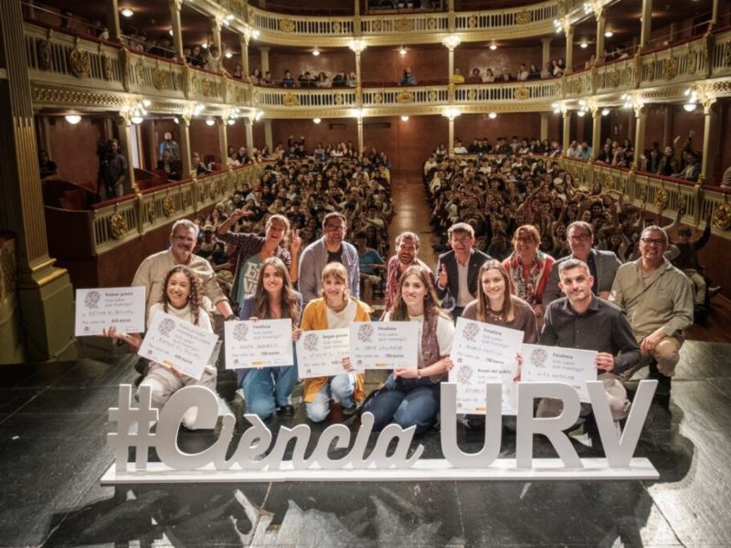 Fatima El Bouhali guanya el concurs “Vols saber què investigo?” amb un monòleg sobre l’entorn dels infants amb autisme i TDAH