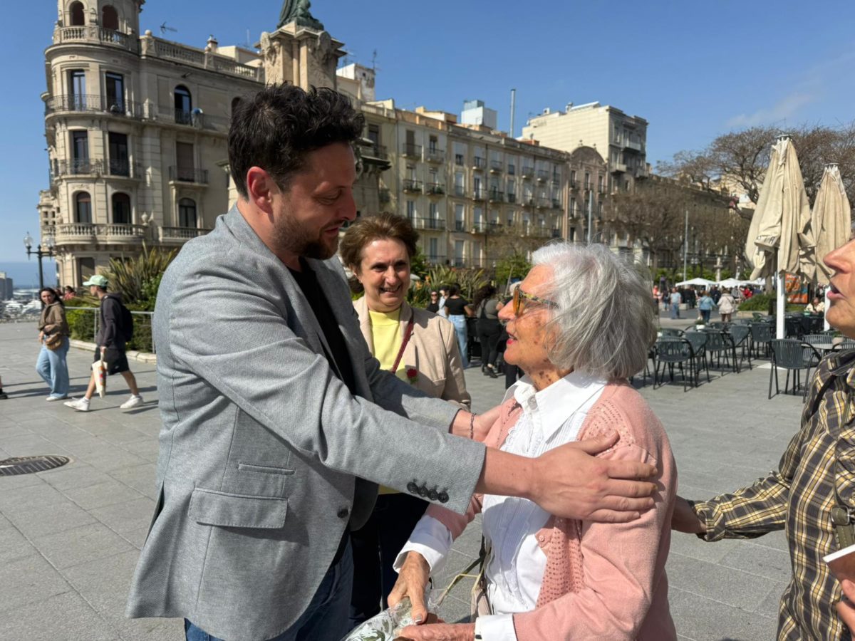 L’alcalde de Tarragona, Rubén Viñuales regala la rosa i el llibre a Carme Ferrer Bosque