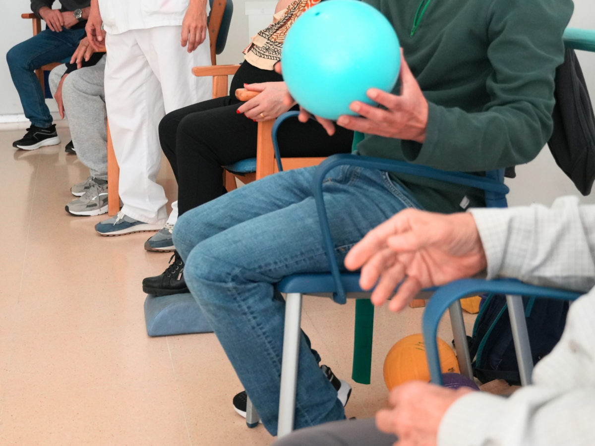 Professionals sanitaris i pacients comparteixen coneixements per afrontar la malaltia de Parkinson