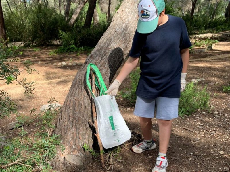 Centenars de joves de Tarragona es bolquen en la campanya ‘Let’s Clean Up Europe’
