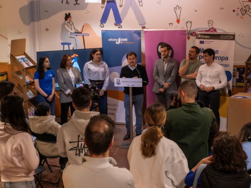 Un nou servei informa i acompanya els joves que vulguin estudiar, treballar o fer un viatge a l’estranger