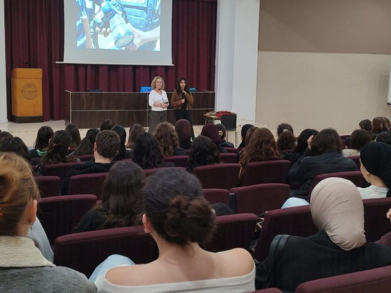 L’activista palestina Zaina Qazzaz inicia a Tarragona el cicle ‘Ciutats Defensores de Drets Humans’