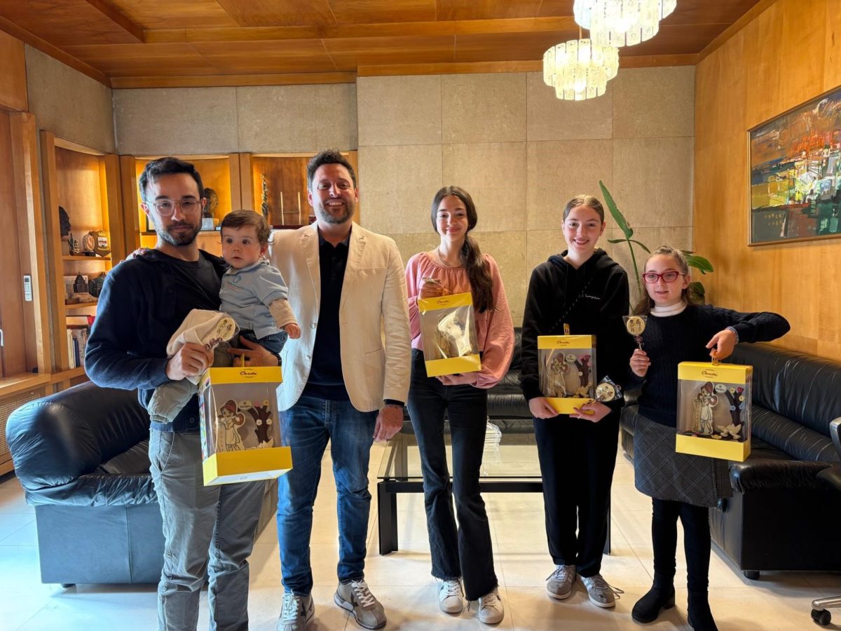 Ruben Viñuales ha entregat la mona de Pasqua a les ‘Tecles’ de la ciutat