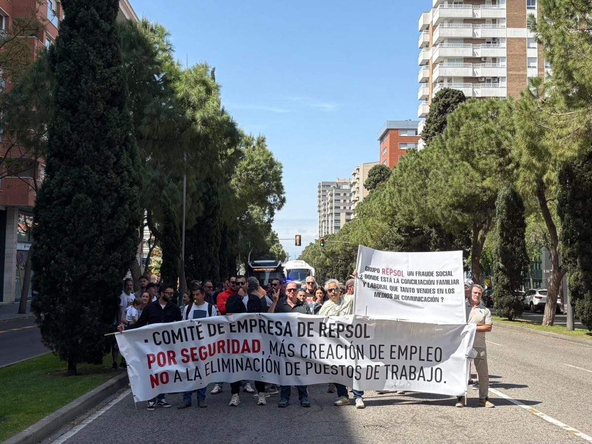 Una seixantena de treballadors de Repsol es concentren per rebutjar la nova estructura organitzativa