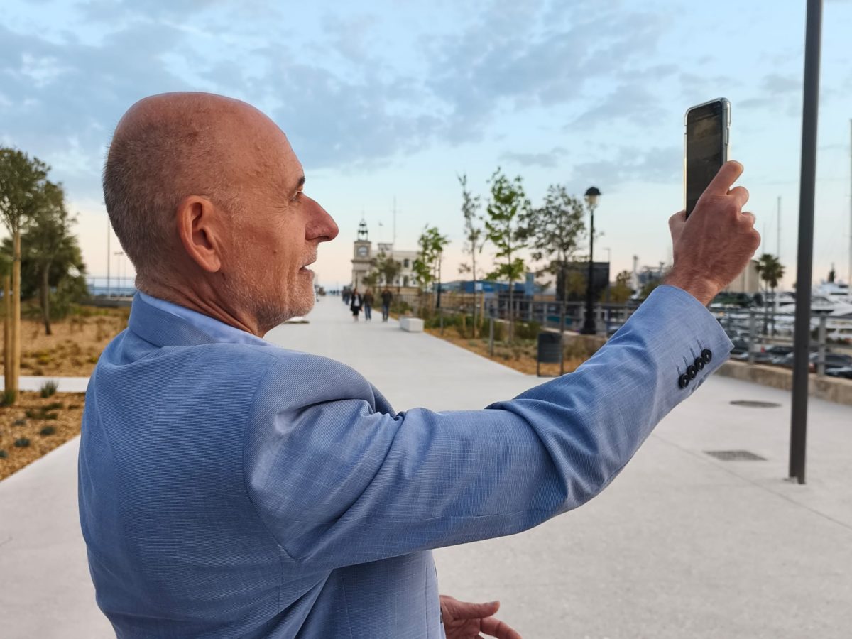 Joan Anton Català fent la prova de l'eclipsi.