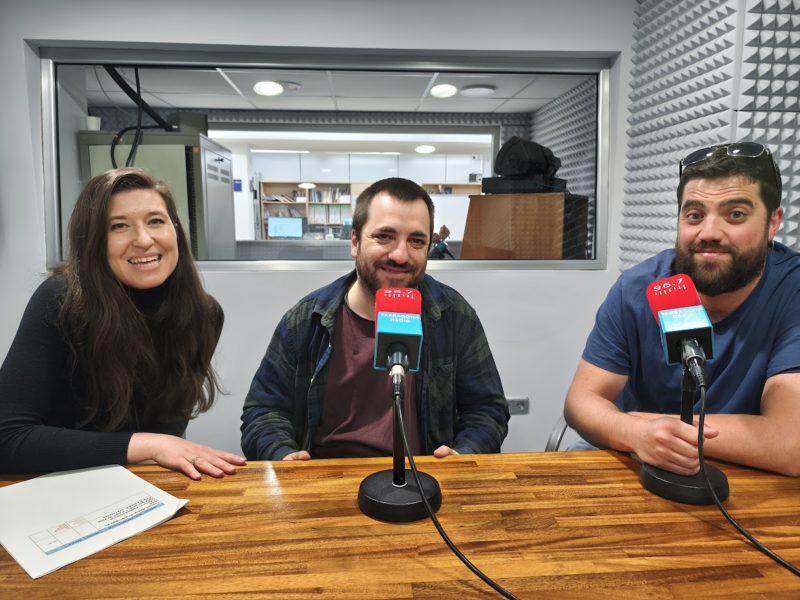 La Dra. Marta Flórez Santasusana, i els dos joves investigadors del Grup d’Investigació en Arqueologia del Paisatge de l’ICAC: el Dr. Arnau García i el Dr. Alfredo Mayoral. Toquem Pedra. Arqueologia en ruta! Abril 2026