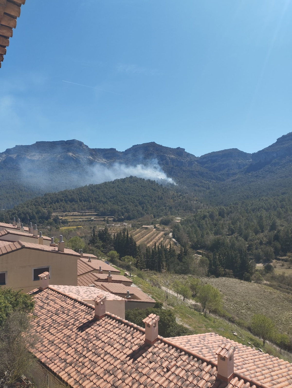 El foc es concentra en una zona accidentada prop del Pont de Goi i la Cova de les Gralles