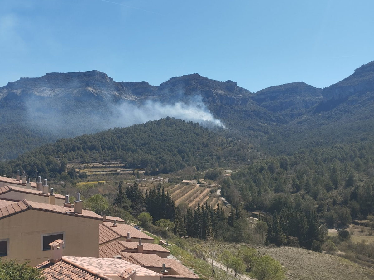 El foc es concentra en una zona accidentada prop del Pont de Goi i la Cova de les Gralles