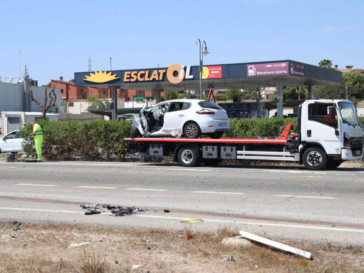 Mor el conductor d’un cotxe en un xoc frontal amb una autocaravana a l’N-340 a Roda de Berà