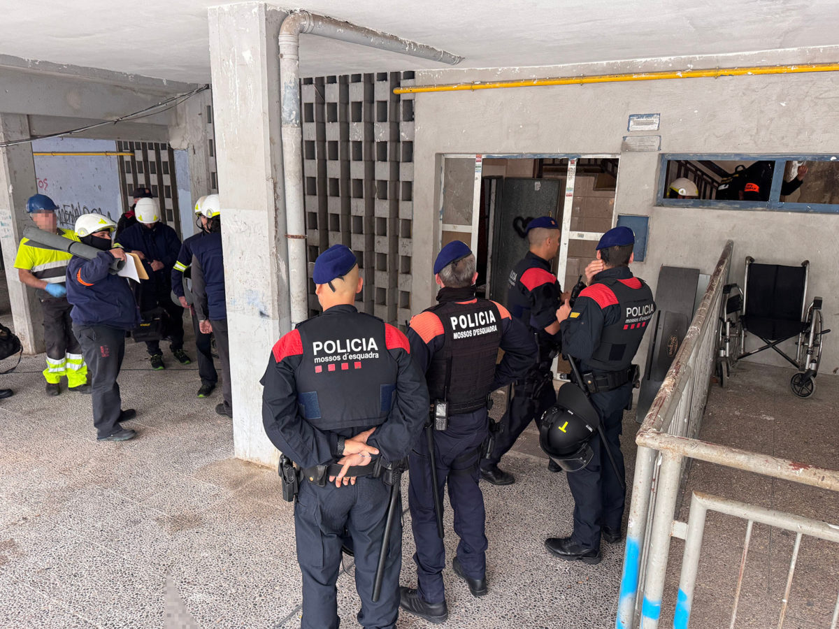 Tècnics i agents dels Mossos d'Esquadra en un dispositiu per detectar connexions fraudulentes als subministraments i situacions d'ocupació il·legal al barri de Campclar de Tarragona Data de publicació: divendres 15 de maig del 2026, 17:37 Localització: Tarragona Autor: Cedida Mossos d'Esquadra