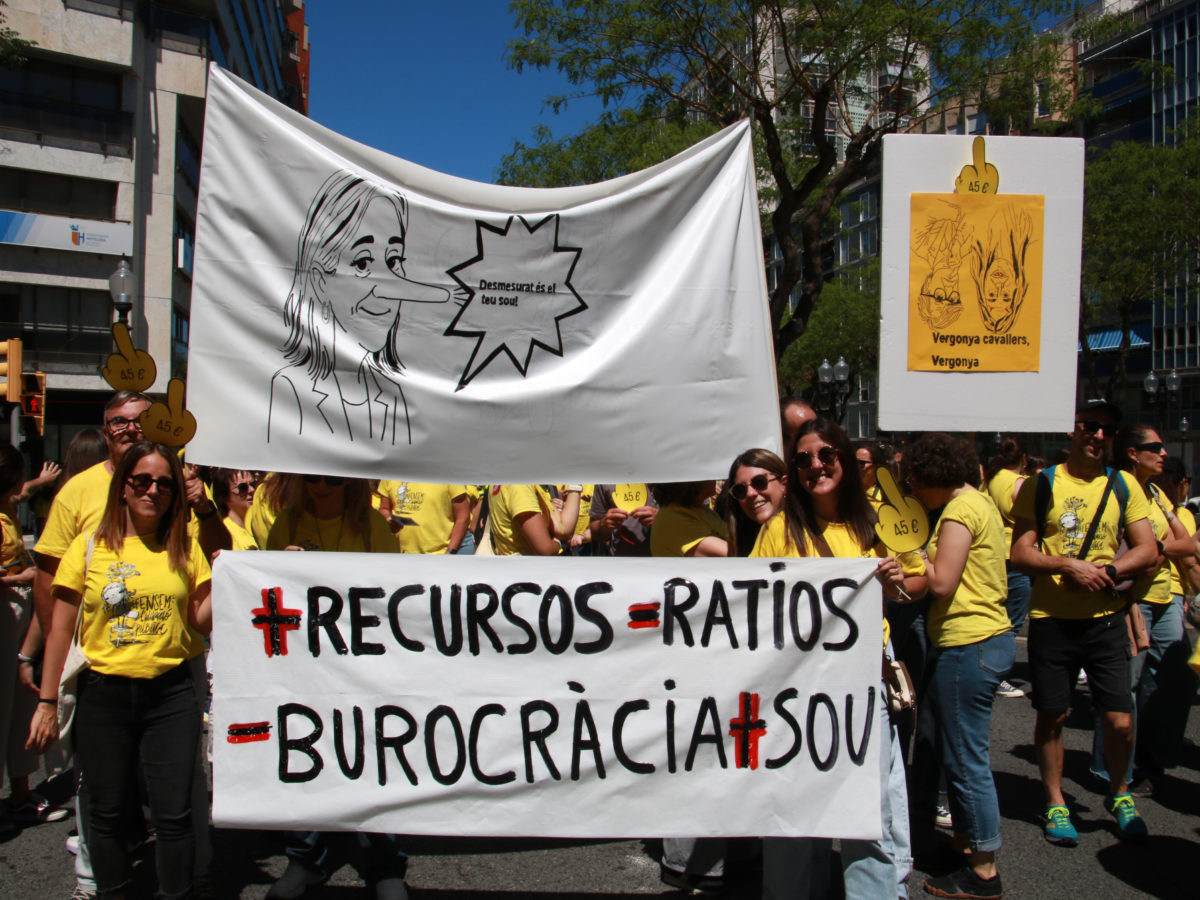 Prop d’un miler de docents surten al carrer a Tarragona