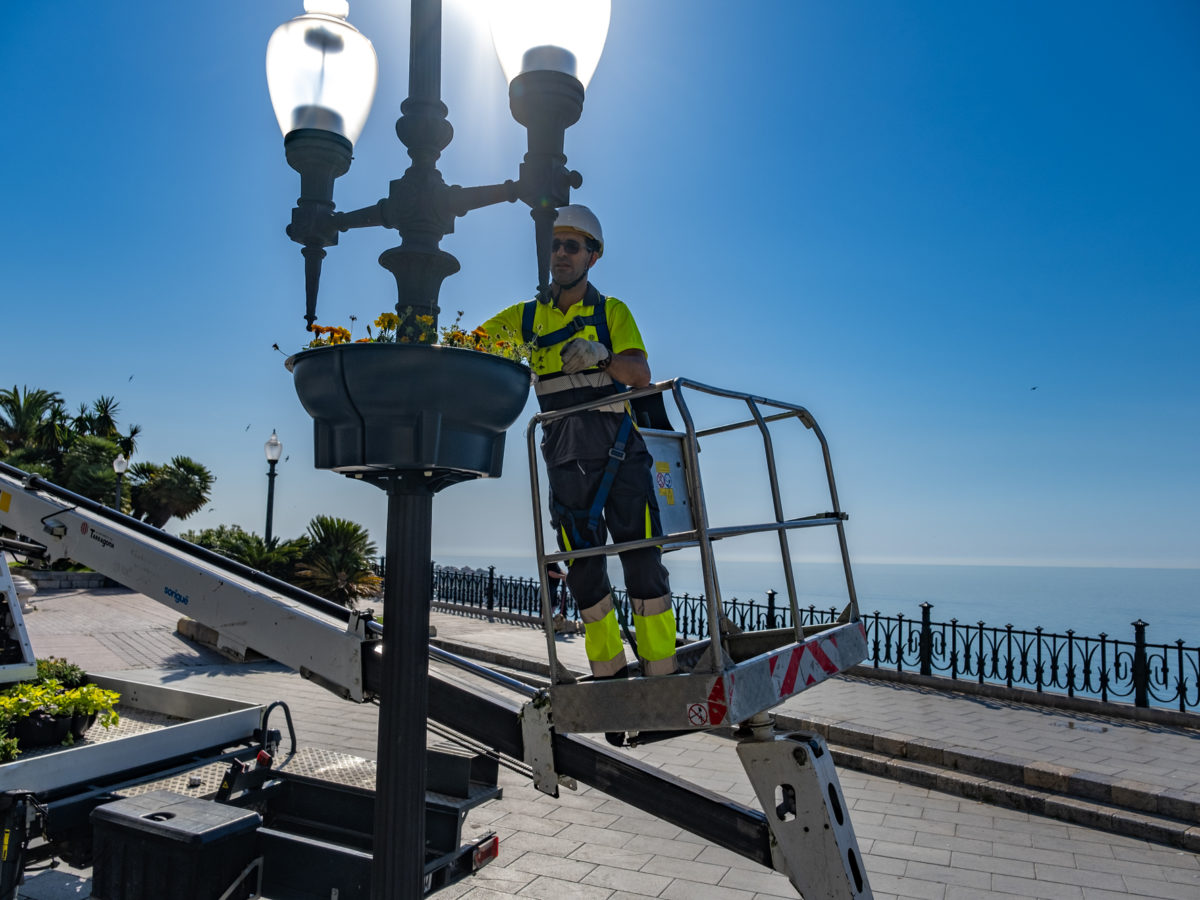 La Rambla Nova estrena jardineres als fanals
