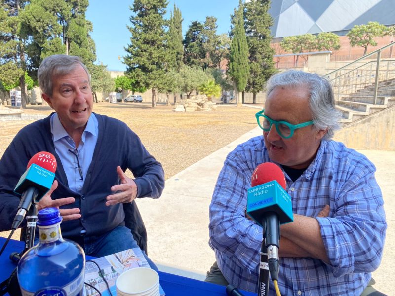 El catedràtic d’Arqueologia de la Universitat Rovira i Virgili (URV), Joaquín Ruiz de Arbulo, i el director del festival, Magí Seritjol, en un programa de Tarragona Ràdio.