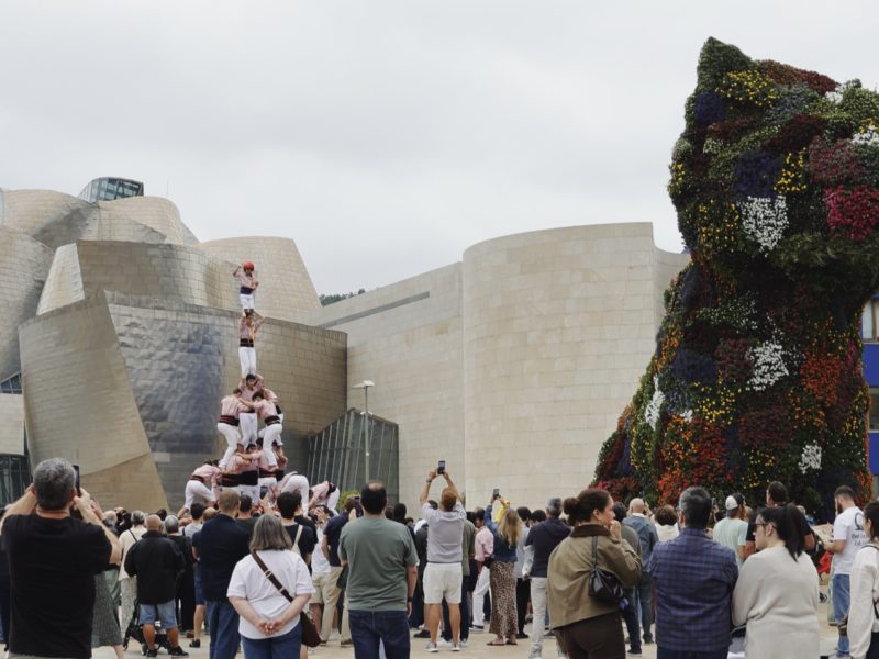 Els Xiquets de Tarragona roden castells de la gamma alta de 7 a la plaça del Museu Guggenheim i a les Festes d’Alonsotegi