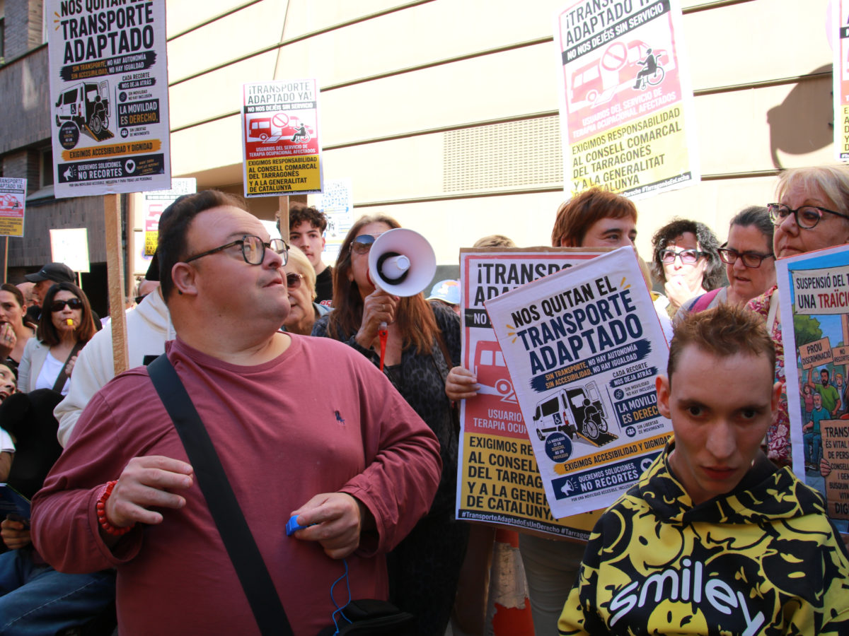 Protesten per reclamar que es mantingui el transport adaptat de persones amb discapacitat al Tarragonès