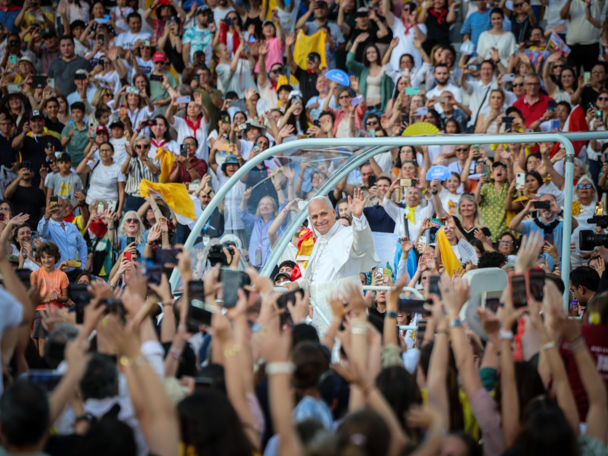 El papa Lleó XIV saludant els fidels a l'Estadi Olímpic Data de publicació: dimarts 09 de juny del 2026, 20:15 Localització: Barcelona Autor: Jordi Borràs
