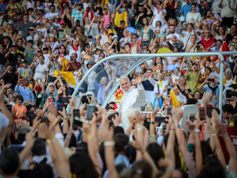 El papa Lleó XIV saludant els fidels a l'Estadi Olímpic Data de publicació: dimarts 09 de juny del 2026, 20:15 Localització: Barcelona Autor: Jordi Borràs