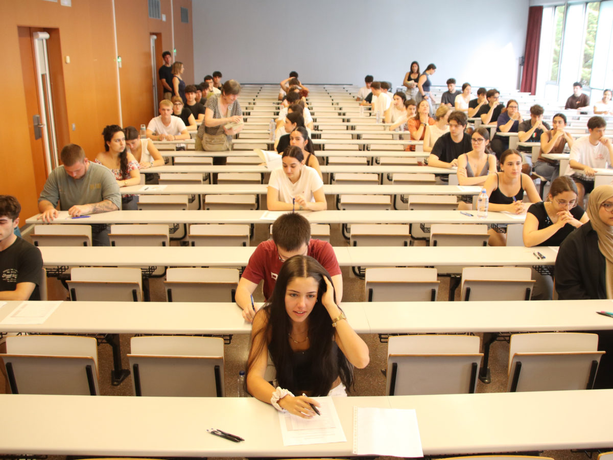 Els alumnes surten satisfets del primer examen de les PAU