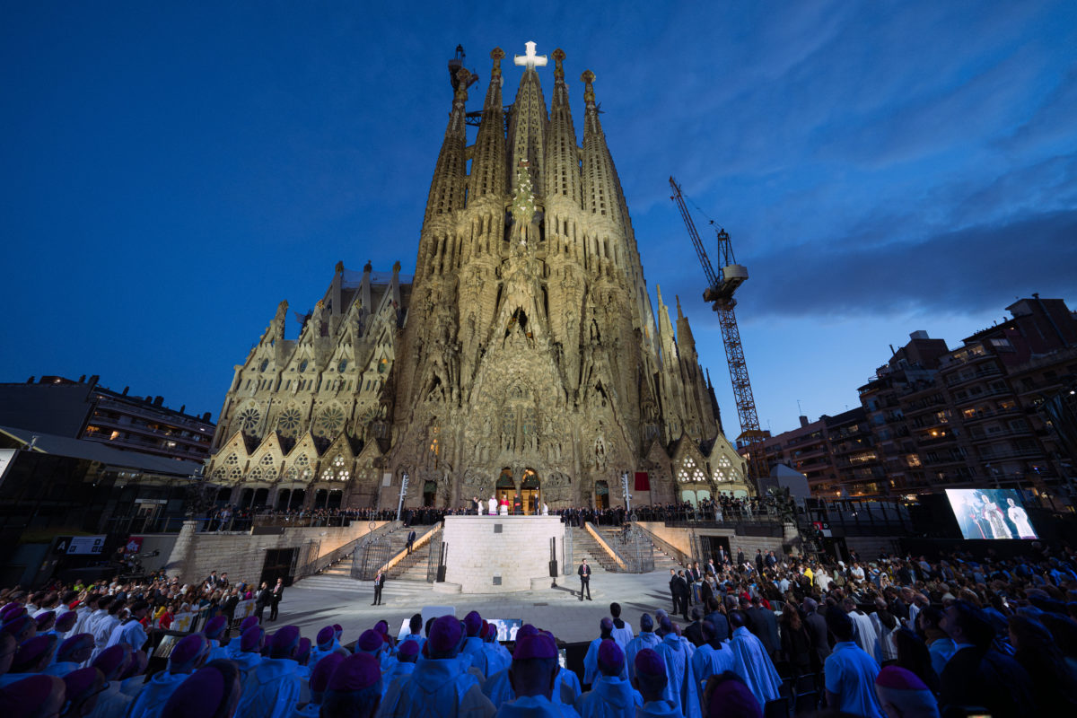 La façana del Naixement de la Sagrada Família, en el moment que Lleó XIV ha beneït la Torre de Jesús del Temple Data de publicació: dimecres 10 de juny del 2026, 22:17 Localització: Barcelona Autor: Marc Font