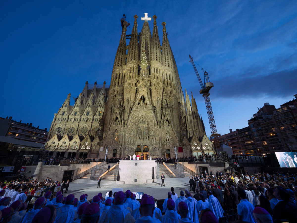 La façana del Naixement de la Sagrada Família, en el moment que Lleó XIV ha beneït la Torre de Jesús del Temple Data de publicació: dimecres 10 de juny del 2026, 22:17 Localització: Barcelona Autor: Marc Font
