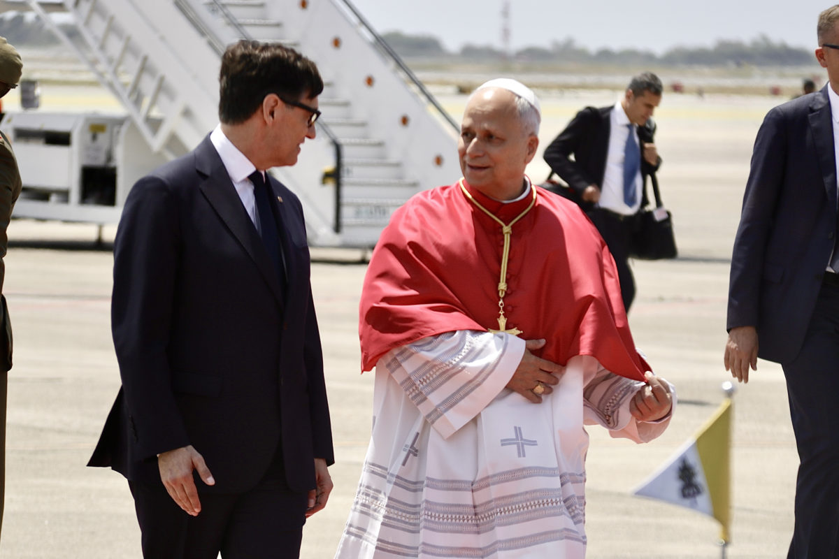 El papa Lleó XIV, acompanyat per Salvador Illa, just després d'aterrar a l'aeroport del Prat. Data de publicació: dimarts 09 de juny del 2026, 13:42 Localització: El Prat de Llobregat Autor: Jordi Pujolar