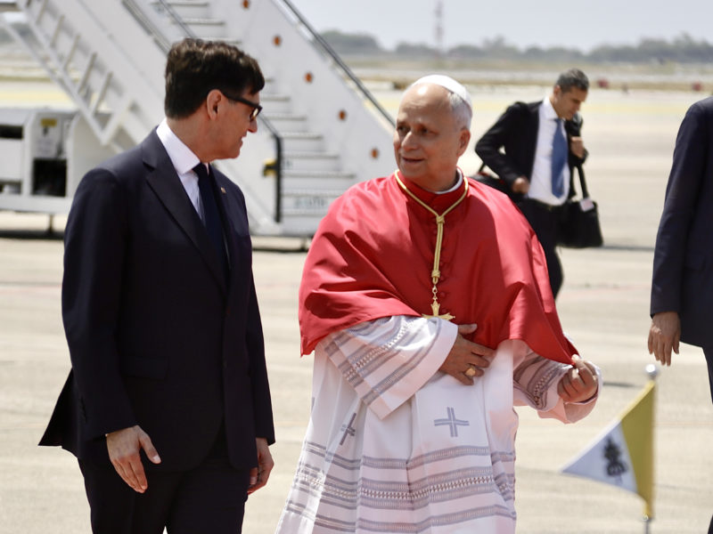 El papa Lleó XIV, acompanyat per Salvador Illa, just després d'aterrar a l'aeroport del Prat. Data de publicació: dimarts 09 de juny del 2026, 13:42 Localització: El Prat de Llobregat Autor: Jordi Pujolar