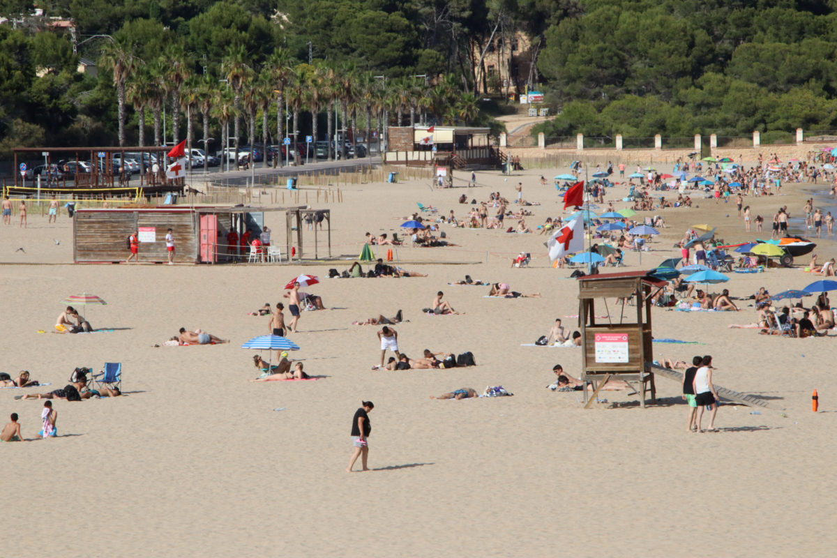 Imatge de la platja de l'Arrabassada aquest divendres a la tarda, amb bandera vermella Data de publicació: divendres 19 de juny del 2026, 18:49 Localització: Tarragona Autor: ACN Redacció