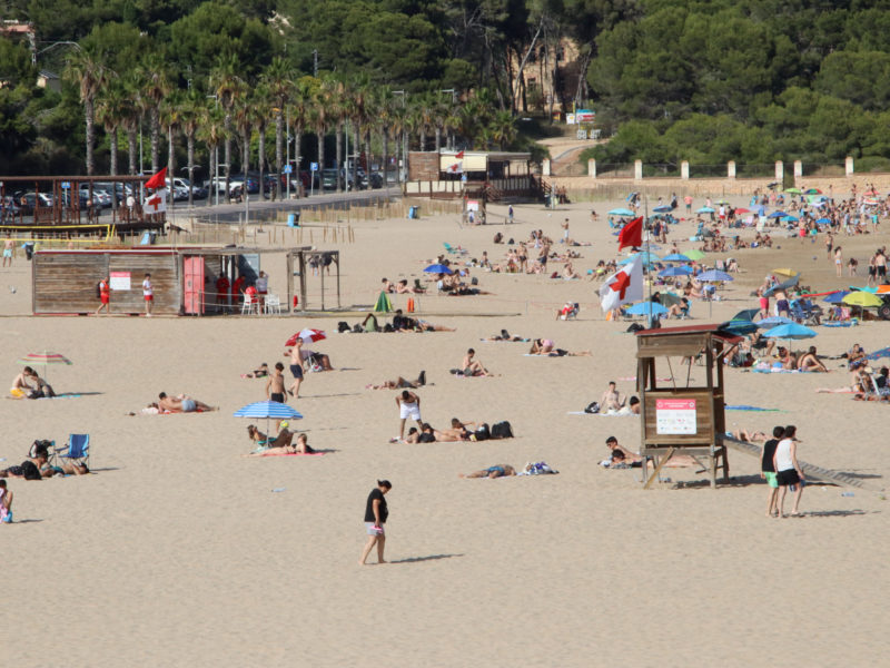 Imatge de la platja de l'Arrabassada aquest divendres a la tarda, amb bandera vermella Data de publicació: divendres 19 de juny del 2026, 18:49 Localització: Tarragona Autor: ACN Redacció
