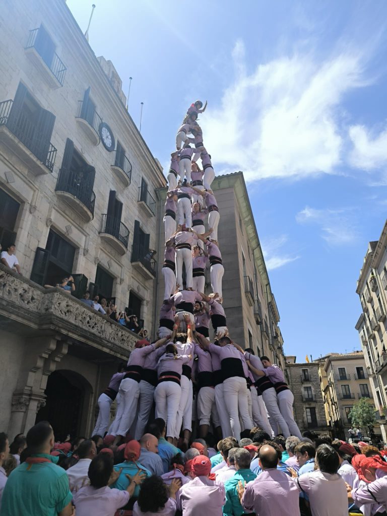 4 de 9 amb folre de la tripleta màgica de la colla Jove a Girona, en l'actuació dels 30 anys dels Marrecs de Salt. Foto: Colla Jove