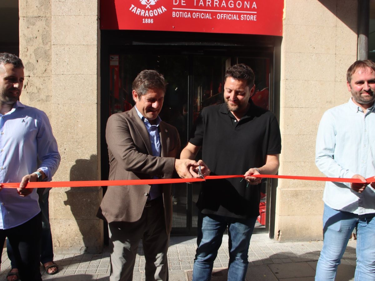 El Nàstic inaugura la botiga de la Rambla Nova i estrena la samarreta per la temporada vinent
