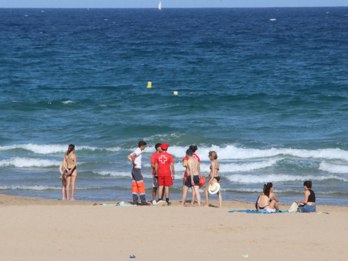 El club d’un dels menors ofegats apunta que el corrent els va dur a les roques quan es banyaven a la platja