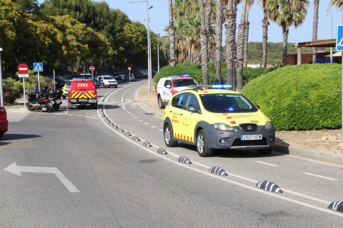 Imatge de vehicles de serveis d'emergència que s'han activat per socórrer els menors i les seves famílies, a la platja de l'Arrabassada aquest divendres Data de publicació: divendres 19 de juny del 2026, 18:49 Localització: Tarragona Autor: Eloi Tost