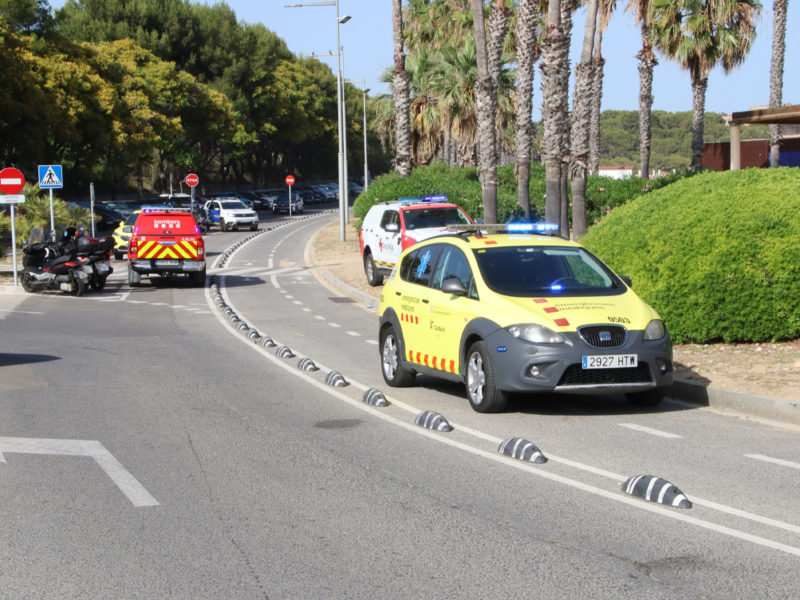 Imatge de vehicles de serveis d'emergència que s'han activat per socórrer els menors i les seves famílies, a la platja de l'Arrabassada aquest divendres Data de publicació: divendres 19 de juny del 2026, 18:49 Localització: Tarragona Autor: Eloi Tost