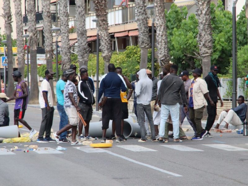 Agredeixen un periodista de Tac12 mentre feia un reportatge sobre el top manta al límit entre Salou i Cambrils