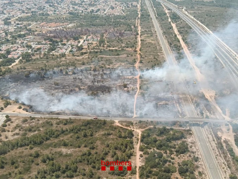 Els Bombers estabilitzen l’incendi de Mont-roig del Camp i s’aixeca el confinament de les tres urbanitzacions