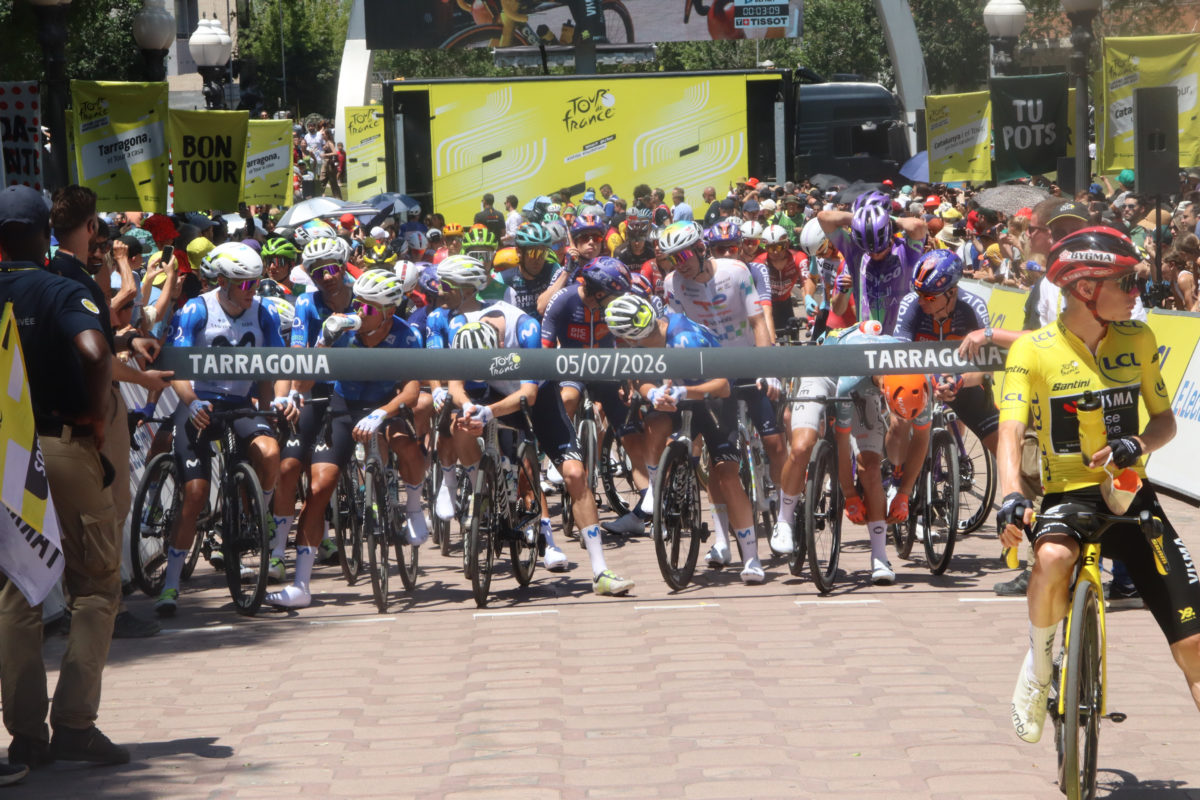 Punt d'inici de la sortida neutralitzada de la segona etapa del Tour de França, a la plaça de les Corts Catalanes de Tarragona Data de publicació: diumenge 05 de juliol del 2026, 14:13 Localització: Tarragona Autor: Eloi Tost