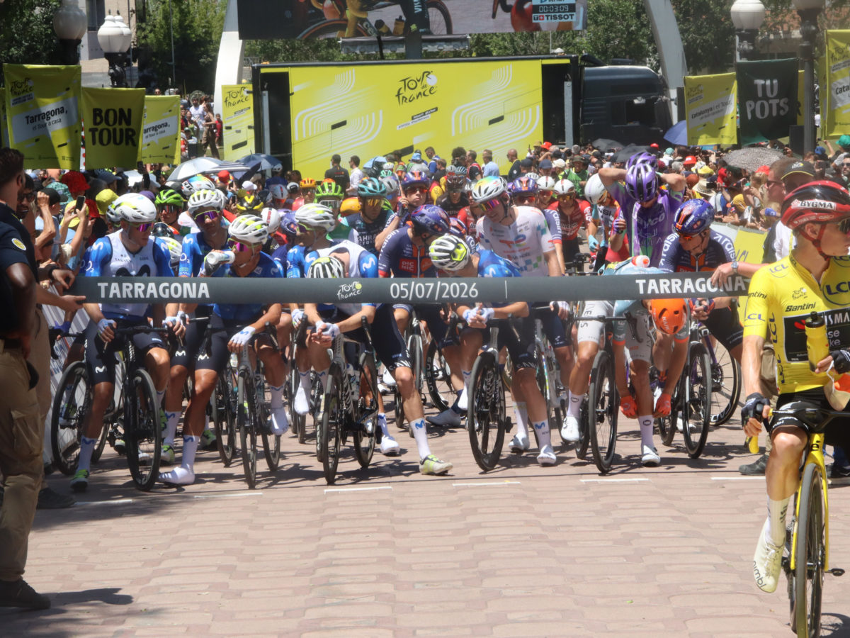 Punt d'inici de la sortida neutralitzada de la segona etapa del Tour de França, a la plaça de les Corts Catalanes de Tarragona Data de publicació: diumenge 05 de juliol del 2026, 14:13 Localització: Tarragona Autor: Eloi Tost