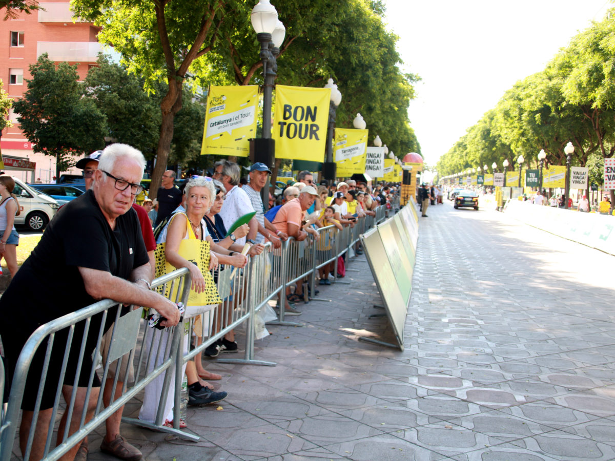 Carrers tallats i plens d’aficionats en les hores prèvies al Tour de França a Tarragona