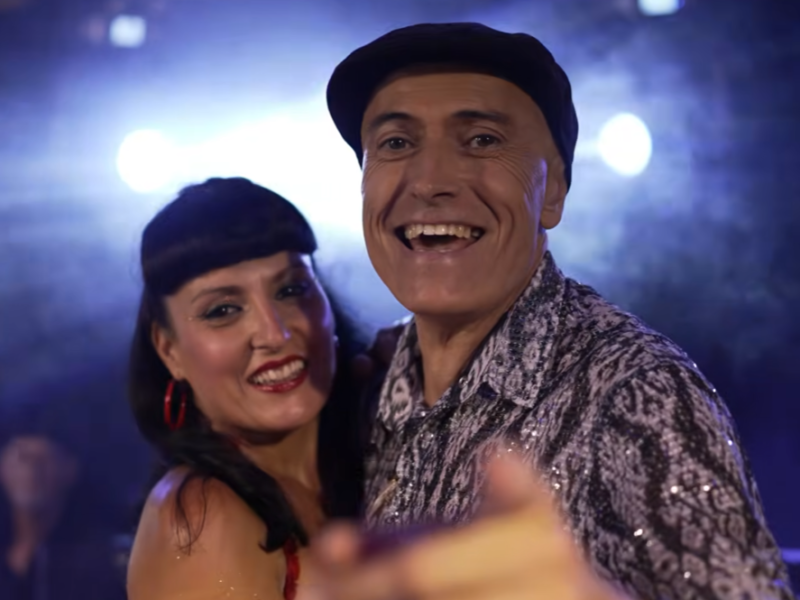 Agustí Aspa ens fa ballar amb la seva : Bachata en Català
