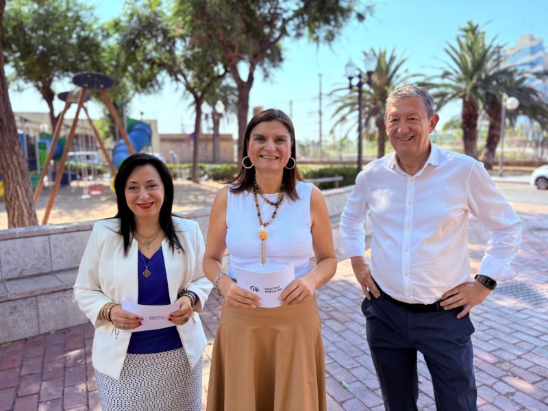 Elisa Vedrina, diputada al Congrés, acompanyada de Maria Mercè Martorell, portaveu del PP de Tarragona i Pere Lluís Huguet, diputat pel PP al Parlament,