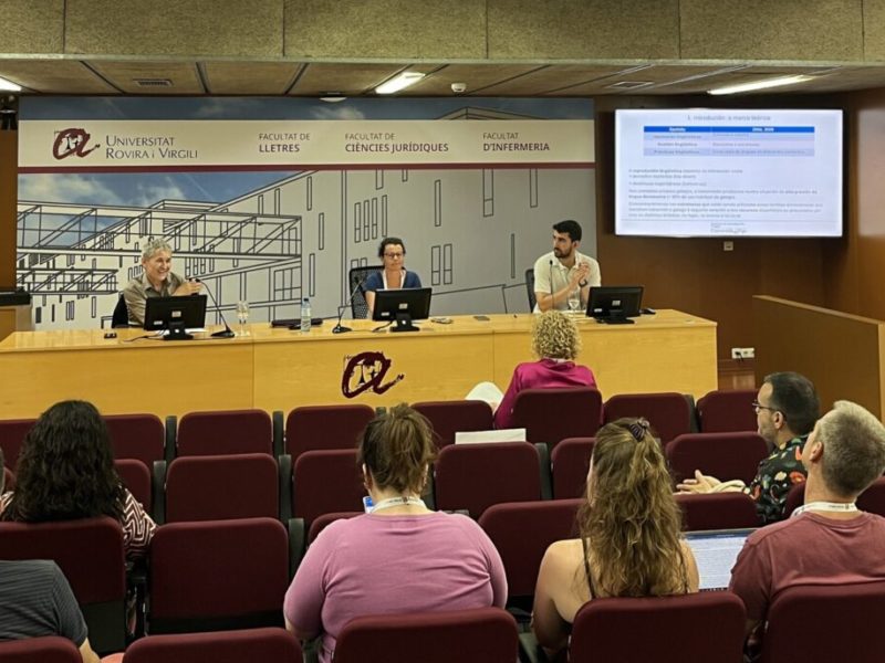 Experts internacionals analitzen els factors que afavoreixen el manteniment i la revitalització de les llengües minoritzades