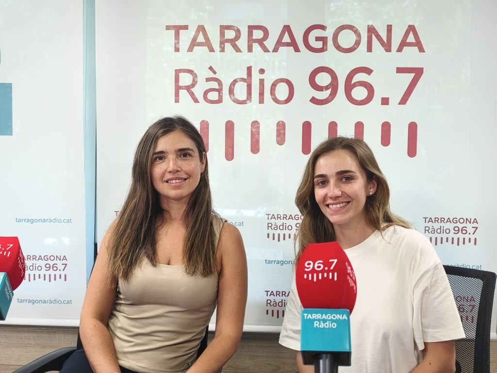 La professora Katherine Villa, investigadora ICREA i líder de grup a l’ICIQ, guardonada recentment amb el Premi Nacional de Recerca al Talent Jove, i la Neus Munar, doctoranda del seu grup de recerca. Blau de prússia 2026. ICIQ