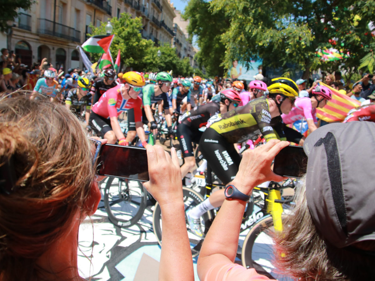 Milers de persones vibren amb l’ambient del Tour de França