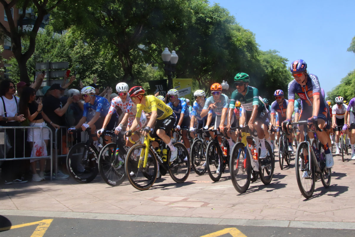 Moment de la sortida neutralitzada de la segona etapa del Tour de França 2026 des de Tarragona, amb Jonas Vingegaard (maillot groc) conversant amb Tadej Pogacar (maillot blanc a punts vermells) Data de publicació: diumenge 05 de juliol del 2026, 14:03 Localització: Tarragona Autor: Eloi Tost