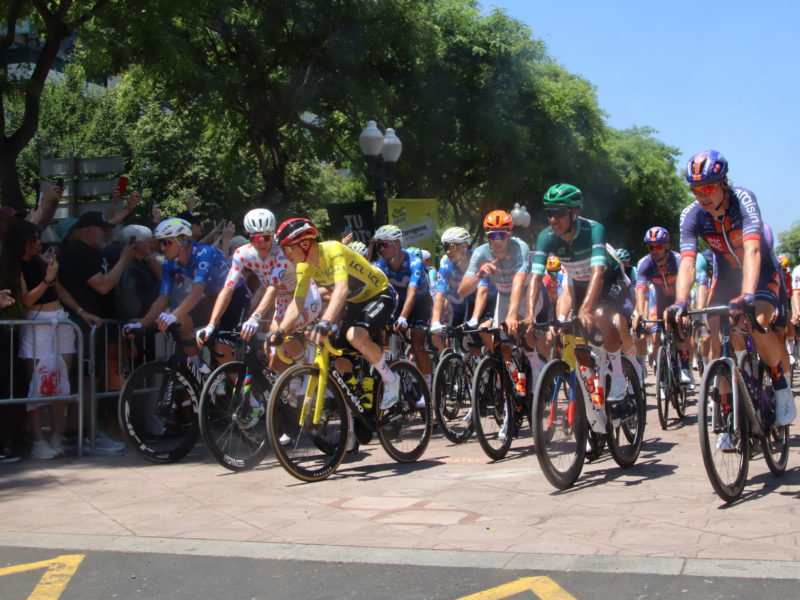 Moment de la sortida neutralitzada de la segona etapa del Tour de França 2026 des de Tarragona, amb Jonas Vingegaard (maillot groc) conversant amb Tadej Pogacar (maillot blanc a punts vermells) Data de publicació: diumenge 05 de juliol del 2026, 14:03 Localització: Tarragona Autor: Eloi Tost